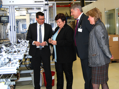 L-Amministratriċi tad-Distrett Andrea Jochner-Weiß iżżur ept GmbH