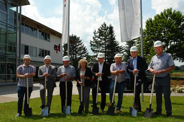 Il-familja Guglhör mal-Burmistru Asam u l-arkitetti quddiem il-bieb prinċipali tal-ept f'Peiting